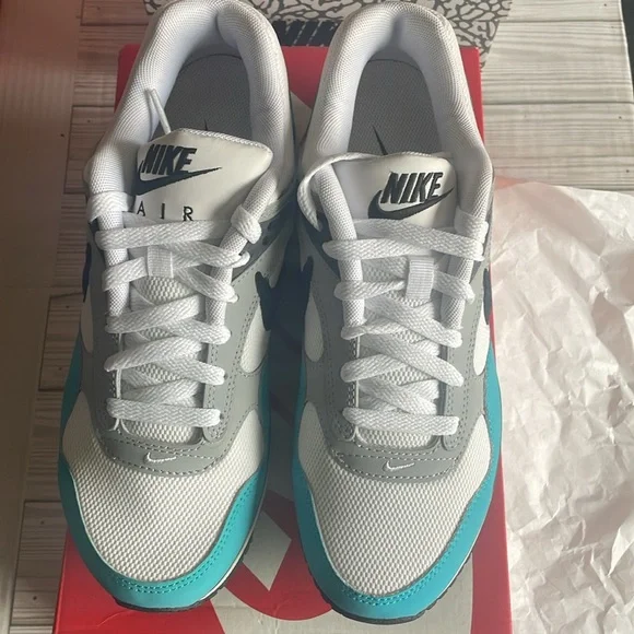 Women’s Nike - Picture 7 of 9